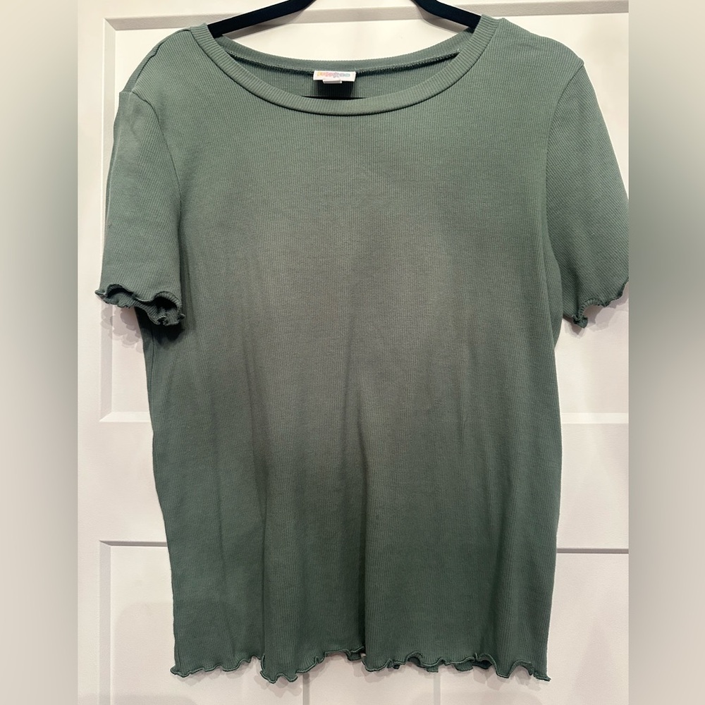 LuLaRoe Kelly Lettuce Hem Top, size large